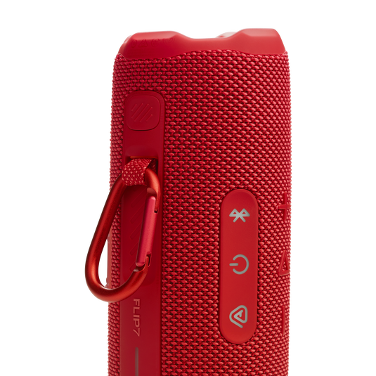 JBL Flip 7 detalle del clip rojo integrado