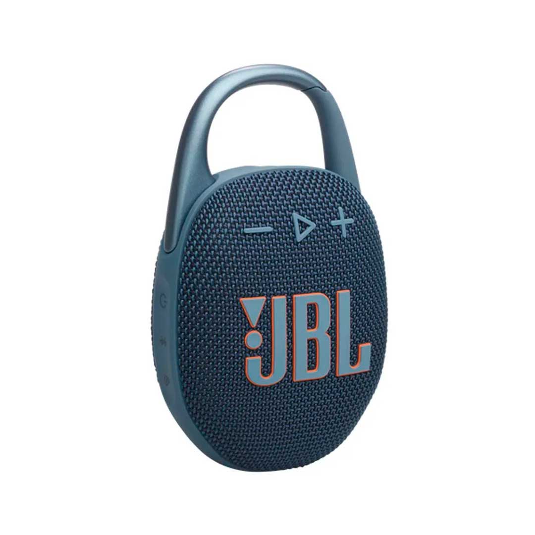 JBL Clip 5 imagen promocional, parlante portátil en uso