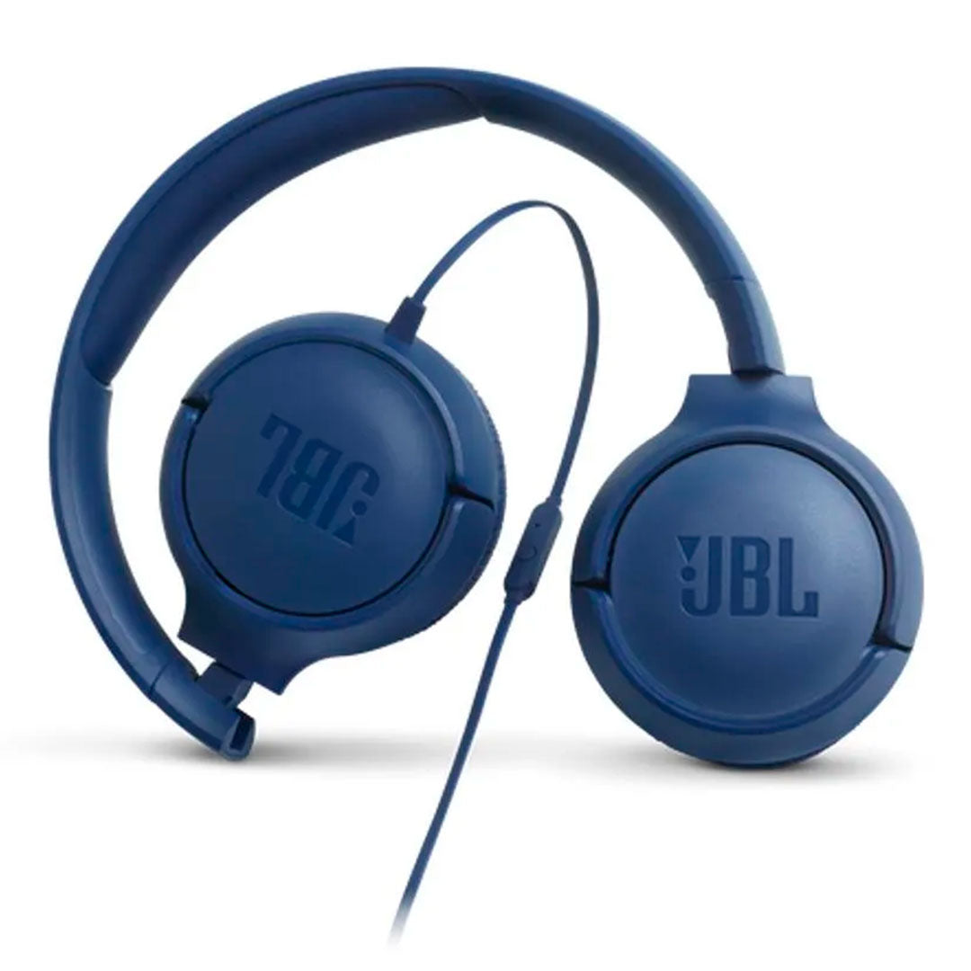 JBL Tune 500 detalle de conectividad con cable auxiliar
