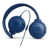 JBL Tune 500 detalle de conectividad con cable auxiliar