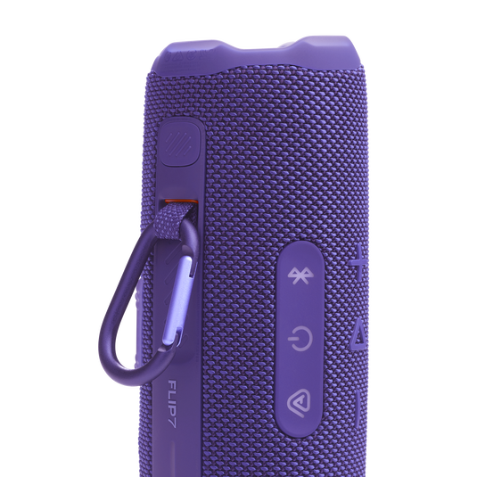 JBL Flip 7 detalle del clip morado integrado